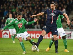 El gol de 'Ibra' no estuvo exento de polémica; el arquero rival asegura que logró despejar el balón antes de que cruzara la línea. AFP / P. Desmazes