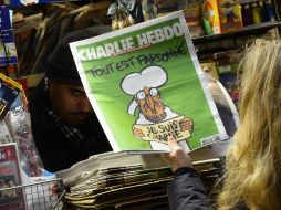 El último número de Charlie Hebdo, desde el ataque en su redacción, se agotó desde temprana hora en los kioskos de Francia. AFP / B. Guay