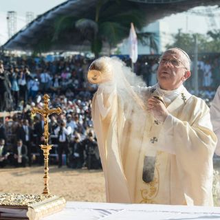 El Papa reconforta a la Iglesia de Sri Lanka
