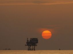 Plataforma petrolera en el Golfo de México. La OPEP considera 'improbable' que haya una alza súbita de las cotizaciones del petróleo. EFE / A. Heisenfelt