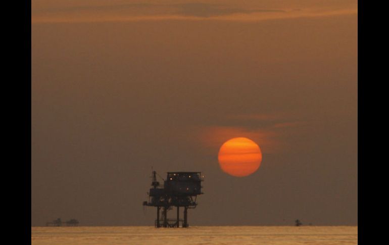 Plataforma petrolera en el Golfo de México. La OPEP considera 'improbable' que haya una alza súbita de las cotizaciones del petróleo. EFE / A. Heisenfelt