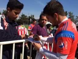 Jugadores convivieron con aficionados durante el entrenamiento de este miércoles. TWITTER / @Chivas
