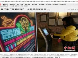 Los clientes deben pararse frente a un escáner que analiza su rostro, para después arrojar el veredicto de belleza. TWITTER / @chinesecurrents