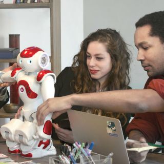 Robots atenderán ventanillas de bancos en Japón