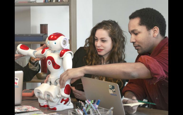 NAO, ha sido utilizado en 70 países en clases de computación y ciencias. ESPECIAL / www.aldebaran.com