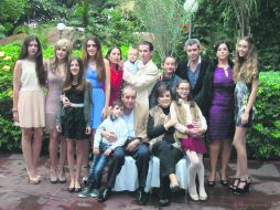 La familia Mendoza García Rulfo, festejando el cumpleaños de Carmen García Rulfo. EL INFORMADOR / ARCHIVO