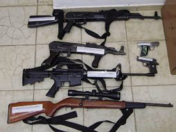 Los hombres cargaban con dos fusiles AK-47, un fusil AR-15 y un rifle con mira telescópica de la marca Mossberg, calibre 22-S-L-LR. ESPECIAL / PGR
