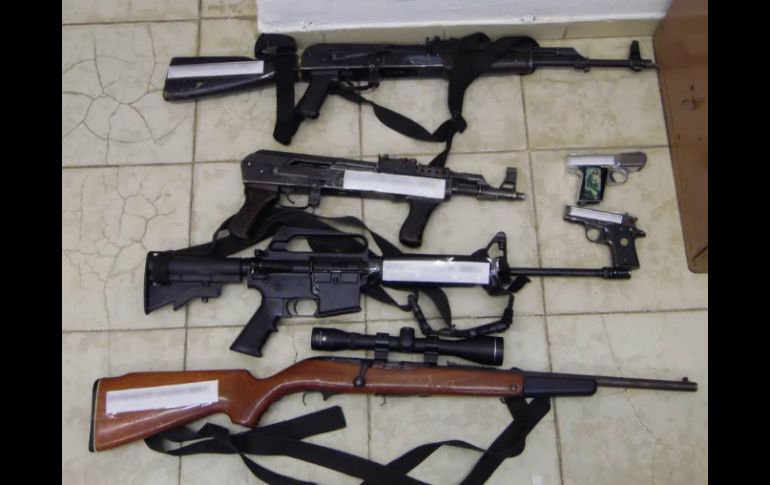 Los hombres cargaban con dos fusiles AK-47, un fusil AR-15 y un rifle con mira telescópica de la marca Mossberg, calibre 22-S-L-LR. ESPECIAL / PGR