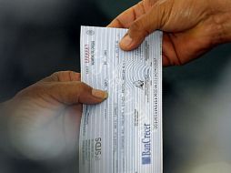 Los pagos se realizaron, a través de dispersión bancaria y mediante cheques. NTX / ARCHIVO