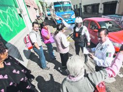 DESINFORMACIÓN. Un policía vial informa a varios usuarios del transporte público sobre los cambios en varias rutas. EL INFORMADOR / A. García