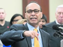 CONFERENCIA. El demócrata Luis Gutiérrez, de Illinois, denuncia que quieren tratar a ilegales como narcos. EFE /