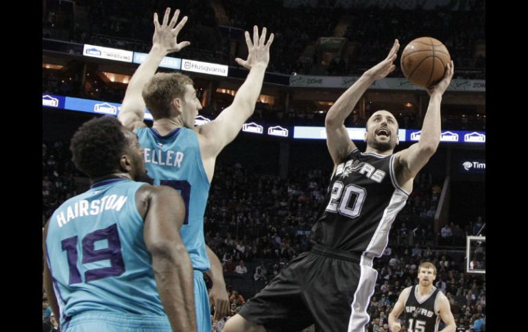 Manu Ginóbili se dispone a lanzar sobre la defensiva de Charlotte. AP / C. Burton