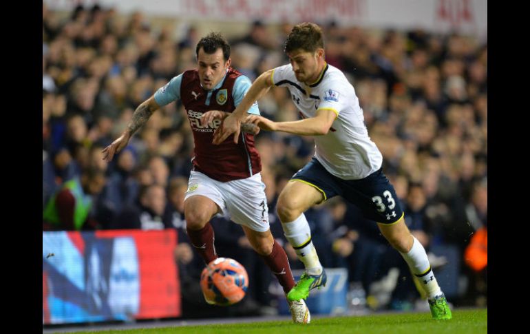 En un duelo espectacular y plagado de errores defensivos, Tottenham se impuso en White Hart Lane a un combativo Burnley. AFP / G. Kirk