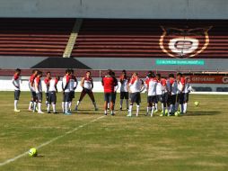 Las condiciones del terreno de juego de lo que fuera la casa de Tecos no son óptimas y lo vivieron los Zorros en el entrenamiento. EL INFORMADOR / E. Barrera