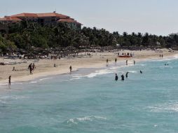 Agentes de viajes y aerolíneas pueden ofrecer viajes sin requerir un permiso del Departamento del Tesoro. EFE / ARCHIVO