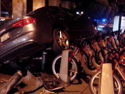 Por fortuna no había peatones en la zona, por lo que todo quedó en daños materiales. EL INFORMADOR /