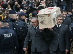 Voluntarios cargan el ataúd de Bernard Verlhac, que ha sido decorado con mensajes y dibujos hechos por familiares y amigos. AP / M. Euler
