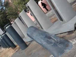 El choque afectó cuatro bicicletas y una protección inclinada. Bomberos siguen limpiando el área de combustible derramado. EL INFORMADOR /