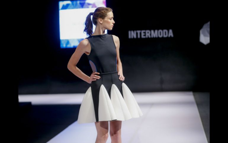 'Isometría Corpórea' decidió explorar siluetas femeninas en vestidos holgados. EL INFORMADOR / A. Hernández