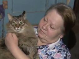 Los habitantes del edificio aseguran que si el gato no hubiera cuidado del bebé, no habría sobrevivido. YOUTUBE / RuptlyTV