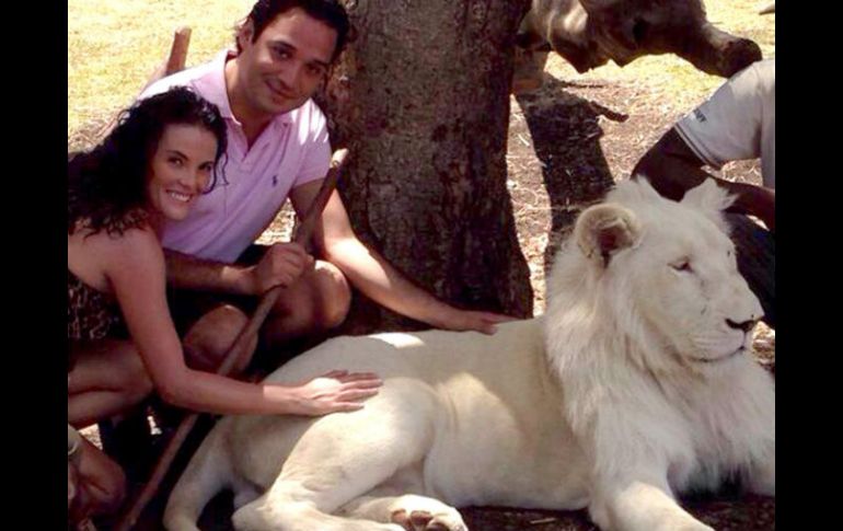 En las fotos aparece junto a su esposo quien es director de una cadena de ópticas que fue utilizada para triangular fondos de Ficrea. SUN / ARCHIVO