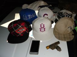 El detenido tenía consigo el celular que había robado a la mujer y ocho gorras nuevas. ESPECIAL / Policía de Tlaquepaque