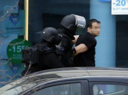 El individuo sale por su cuenta antes de que los agentes asaltaran la oficina de correos. AFP / T. Samson