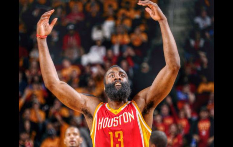 El líder encestador de la NBA también aportó 10 asistencias y nueve rebotes (ocho defensivos). TWITTER / @HoustonRockets