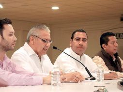 Enoc Díaz Pérez (3i-d), en un operativo de la (PEP) y la Policía Especializada. SUN / ARCHIVO