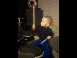 El pequeño toca la canción ''The Pretender''. YOUTUBE / Justin Brown