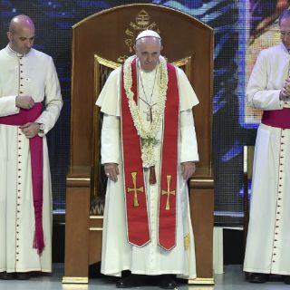 El Papa critica 'ideologías colonizadoras' que destruyen familias