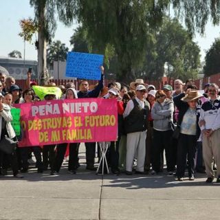 Defraudados de Ficrea protestan en San Lázaro