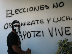 Integrantes de la Coordinadora Estatal de Trabajadores de la Educación, realizan pintas con mensajes contra las próximas elecciones. EFE / ARCHIVO