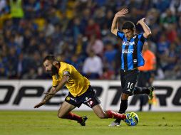 Marc Crosas de Leones Negros y Antonio Naelson Sinha de Gallos Blancos disputan el balón en el Estadio Corregidora. MEXSPORT / I. Ortiz