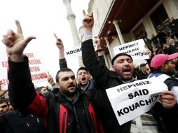 ''Todos somos Said Kouach'' dice una pancarta durante el funeral simbólico en memoria de los hermanos Kouachi en Estambul. EFE / S. Suna