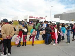 Los niños y niñas son trasladados en camiones desde un centro comunitario a la sala de urgencias. SUN /