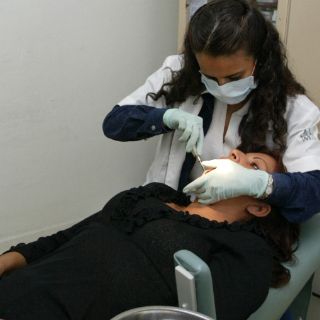 Advierten daño a esmalte dental al retirar 'brackets'