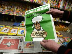 En el último número, una caricatura de Mahoma sostiene un cartel en el que puede leerse 'Yo soy Charlie'. AFP / P. Seeger