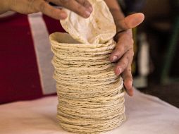 'La verdad sí estoy sorprendido, muchos de los clientes están enloquecidos con las tortillas', dice Adal Díaz. EL INFORMADOR / ARCHIVO