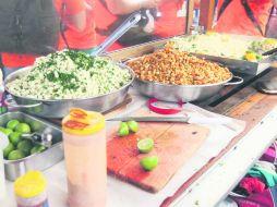 El esquite, en sus variadas presentaciones, es uno de los atractivos gastronómicos que pueden encontrarse en Valle de Bravo. NTX / J. Lira