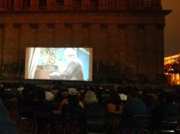 Gente de todas las edades se dió cita en donde se colocó una pantalla y un proyector para disfrutar del filme. EL INFORMADOR / ARCHIVO