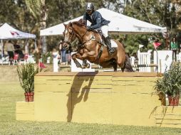El binomio de Arturo Navarro y 'Cool Down' se impuso ayer en la prueba libre con obstáculos a 1.40 metros a dos fases. EL INFORMADOR / A. Hernández