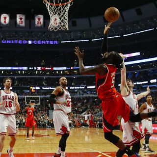Hawks derriba 107-109 a Chicago, de visitante