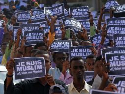Somalíes corean consignas contra Charlie Hebdo mientras sostienen pancartas que dicen: 'Yo soy musulmán y amo a mi profeta'. AFP / M.  Abdiwahab