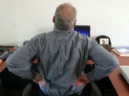 Mala postura frente a la PC o utilizar aparatos electrónicos, pueden ser algunas causas. EL INFORMADOR / A. Hinojosa