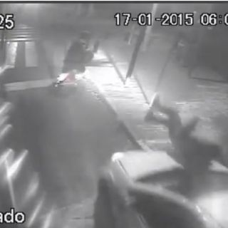 Automovilista no respeta ciclovía y arrolla a una mujer