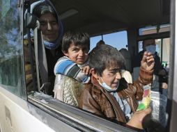 Ancianos, mujeres y niños que estaban retenidos son trasladados a un centro de salud en Altun Kopri. AP / B. Janssen