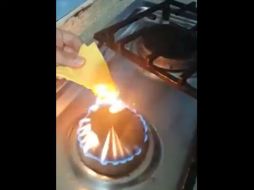 La grabación muestra que el queso amarillo al ser expuesto al fuego no se derrite, sólo se quema. FACEBOOK / Jose Raul Reyes