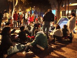 Ciudadanos provenientes del área conurbada pernoctan desde la tarde para asegurar su ingreso. SUN / A. Hernández
