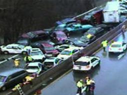 La lluvia crea las condiciones perfectas para un problema grave: el agua se vuelve una capa de hielo sobre el pavimento. AP / Especial